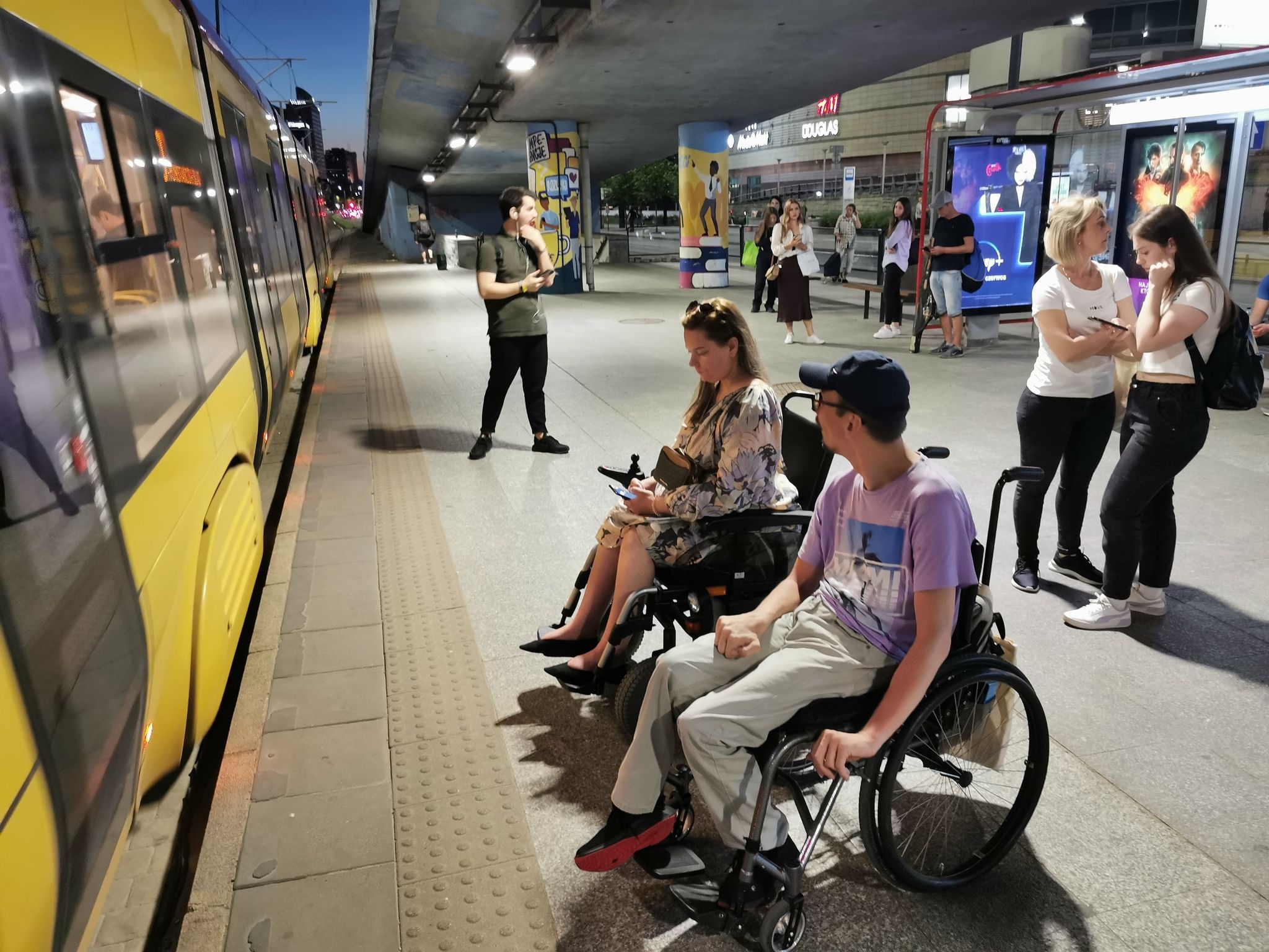 Marta i Wojciech czekają na tramwaj